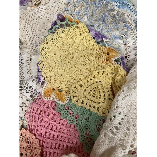 277 - A QUANTITY OF VINTAGE CROCHETED PLACEMATS, COASTERS, DOILIES, ETC