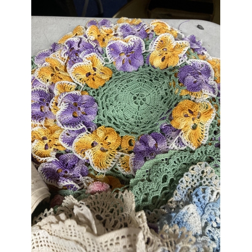 277 - A QUANTITY OF VINTAGE CROCHETED PLACEMATS, COASTERS, DOILIES, ETC