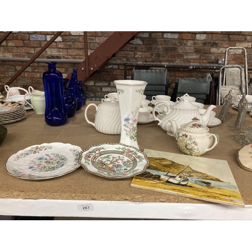 288 - AN AYNSLEY 'WILD TUDOR' VASE AND PLATE, WINDSOR WARE 'GARDEN BOUQUET' TEAPOT, ETC