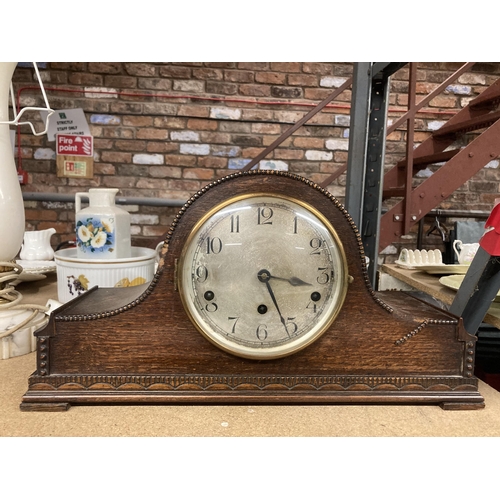 290 - A MAHOGANY CASED VINTAGE MANTLE CLOCK WITH FRONT BEADING AND PENDULUM