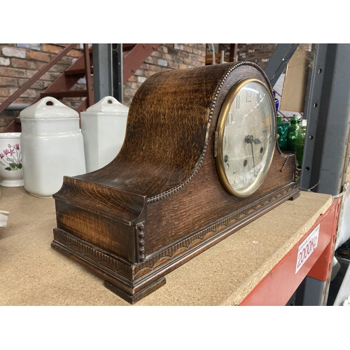 290 - A MAHOGANY CASED VINTAGE MANTLE CLOCK WITH FRONT BEADING AND PENDULUM