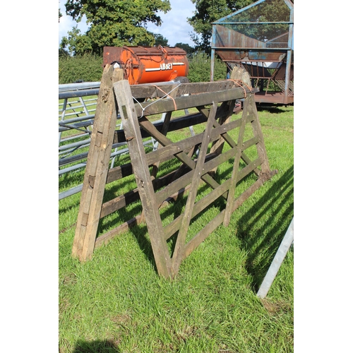 183 - 2 WOODEN GATES APPROX 9'+ VAT