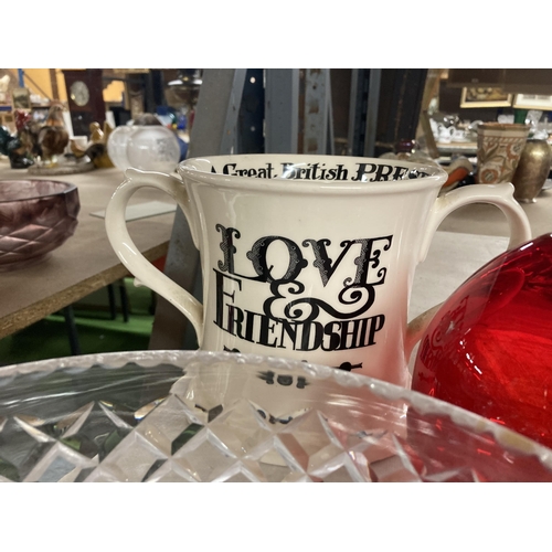 926 - A MIXED LOT OF COLLECTABLES TO INCLUDE A LARGE LOVE & FRIENDSHIP LOVING MUG, A GLASS FRUIT BOWL, VAR... 