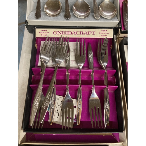 935 - A QUANTITY OF BOXED FLATWARE TO INCLUDE TEA SPOONS, DESSERT SPOONS, KNIVES, SUGAR TONGS, ETC