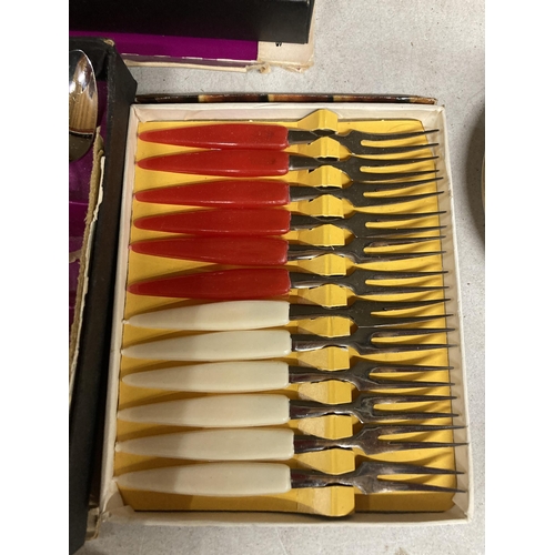 935 - A QUANTITY OF BOXED FLATWARE TO INCLUDE TEA SPOONS, DESSERT SPOONS, KNIVES, SUGAR TONGS, ETC