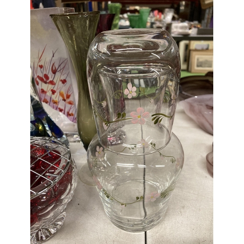 937 - A QUANTITY OF GLASSWARE TO INCLUDE VASES, A WATER JUG AND BEAKER, PAPERWEIGHT, ETC