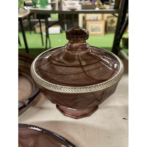 938 - A QUANTITY OF PURPLE CLOUD GLASS TO INCLUDE BOWLS, CANDLESTICKS, A TRAY, ETC