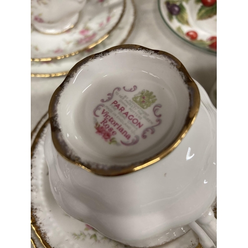 939 - A MIXED LOT OF CHINA TEAWARE TO INCLUDE WEDGWOOD 'HATHAWAY ROSE' COFFEE CANS AND SAUCERS, PARAGON 'V... 