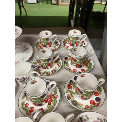 939 - A MIXED LOT OF CHINA TEAWARE TO INCLUDE WEDGWOOD 'HATHAWAY ROSE' COFFEE CANS AND SAUCERS, PARAGON 'V... 