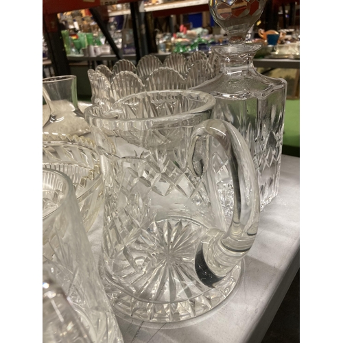 944 - A QUANTITY OF CLEAR GLASSWARE TO INCLUDE A DECANTER, BOWLS, JUGS, TANKARDS, ETC