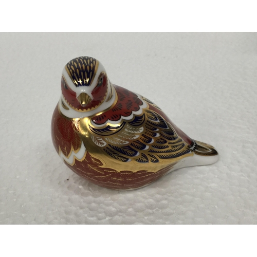 913 - A BOXED ROYAL CROWN DERBY CHAFFINCH WITH A GOLD COLOURED STOPPER