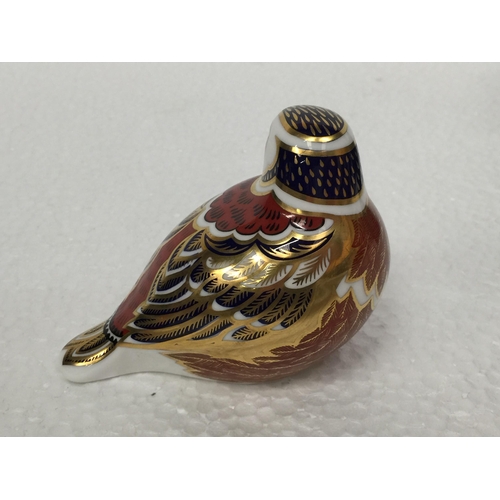 913 - A BOXED ROYAL CROWN DERBY CHAFFINCH WITH A GOLD COLOURED STOPPER