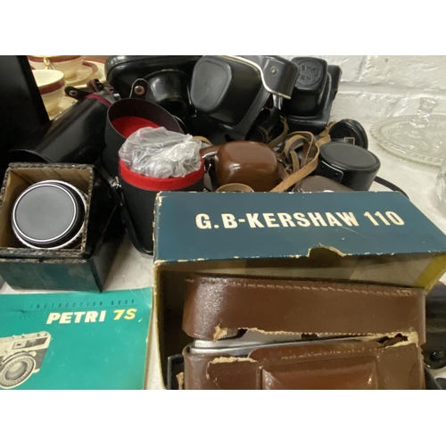 234A - A QUANTITY OF VINTAGE CAMERAS TO INCLUDE A FUJICA ZENIT EM IN CASE, G B KERSHAW 110 IN ORIGINAL BOX ... 