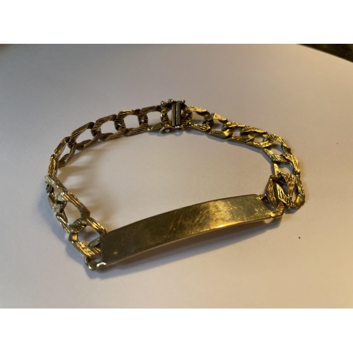 560 - A 9 CARAT GOLD IDENTITY BRACELET MARKED 375 GROSS WEIGHT 12 GRAMS