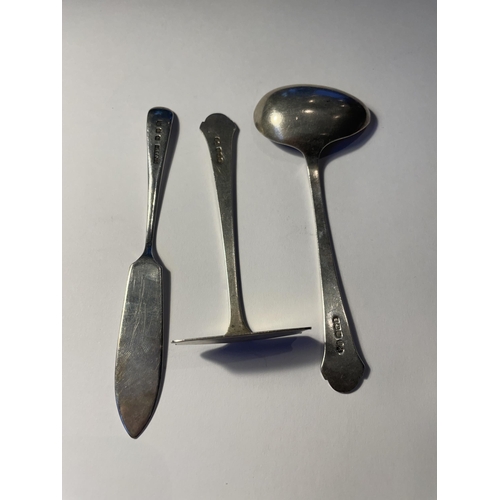 576 - THREE HALLMARKED SILVER ITEMS TO INCLUDE A LONDON BUTTER KNIFE, AND A SHEFFIELD BABY SPOON AND PUSHE... 