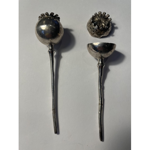 577 - A HALLMARKED LONDON SILVER POPPY SEED HEAD VINIGARETTE ON A LEAF DESIGN HOLDER (ONE POPPY HEAD A/F)