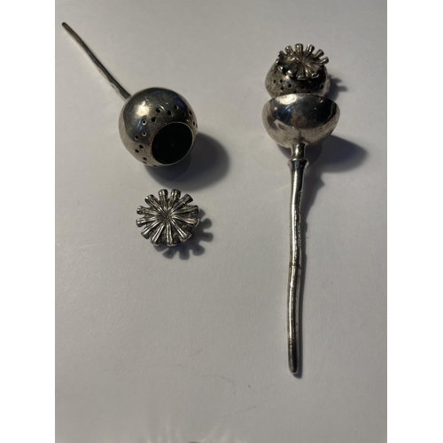 577 - A HALLMARKED LONDON SILVER POPPY SEED HEAD VINIGARETTE ON A LEAF DESIGN HOLDER (ONE POPPY HEAD A/F)