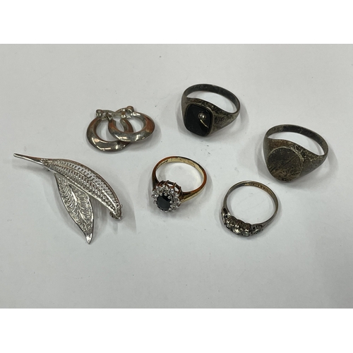 583 - A QUANTITY OF SILVER ITEMS TO INCLUDE A PAIR OF EARRINGS, A BROOCH AND FOUR RINGS