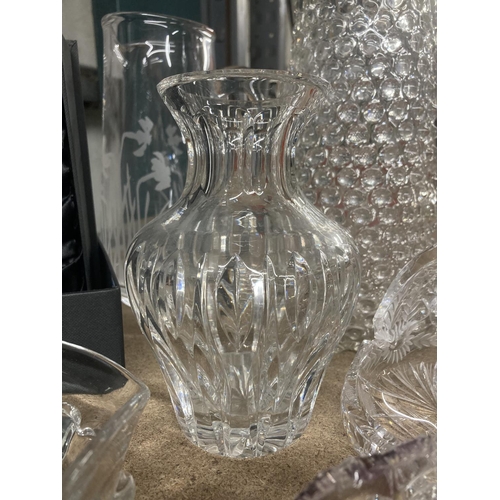 1004 - A QUANTITY OF GLASSWARE TO INCLUDE JUGS, BOWLS, ETC PLUS A DARTINGTON CRYSTAL BOXED CLOCK