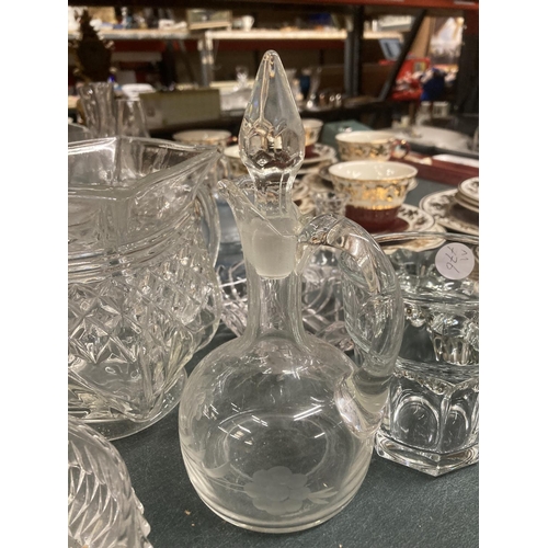 1014 - A QUANTITY OF GLASSWARE TO INCLUDE BOWLS, VASES, ETC