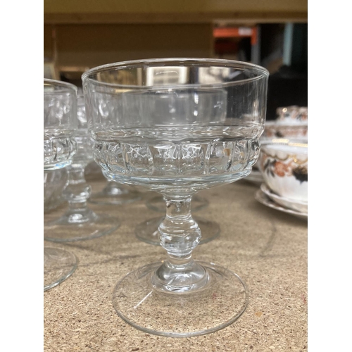 1029 - A QUANTITY OF GLASSWARETO INCLUDE A FOOTED BOWL, DESSERT DISHES, JUG, ETC