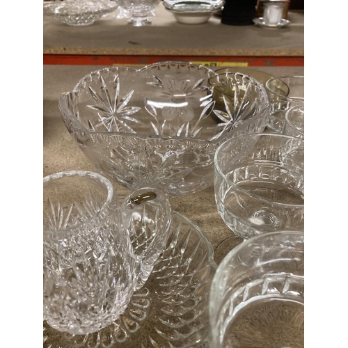 1029 - A QUANTITY OF GLASSWARETO INCLUDE A FOOTED BOWL, DESSERT DISHES, JUG, ETC