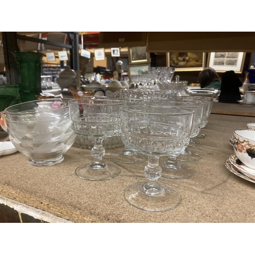 1029 - A QUANTITY OF GLASSWARETO INCLUDE A FOOTED BOWL, DESSERT DISHES, JUG, ETC