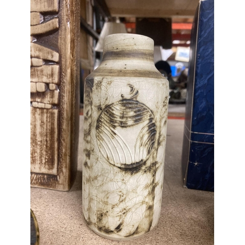 1041 - TWO TROIKA STYLE VASES, ASTUDIO POTTERY PLATE AND AN ORIENTAL JAR