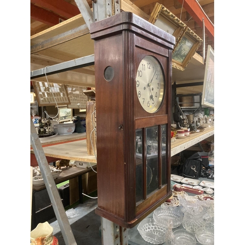 1043 - A VINTAGE MAHOGANY CASED WALL CLOCK WITH BEVELLED GLASS TO THE FRONT