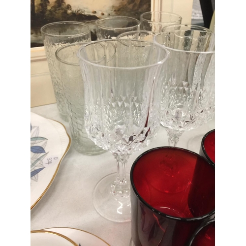 1052 - A QUANTITY OF GLASSES TO INCLUDE WINE, SHERRY, TUMBLERS, ETC