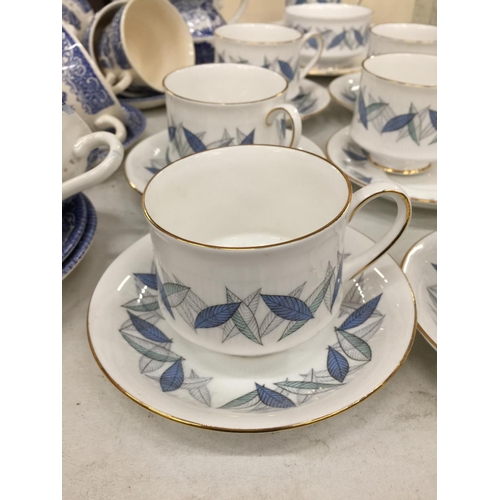 1053 - A ROYAL STANDARD 'TREND' TEASET TO INCLUDE A CAKE PLATE, CUPS, SAUCERS, CREAM JUG AND A SUGARBOWL