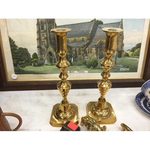 1055 - A QUANTITY OF BRASSWARE TO INCLUDE HORSE BRASSES, CANDLESTICKS, ETC