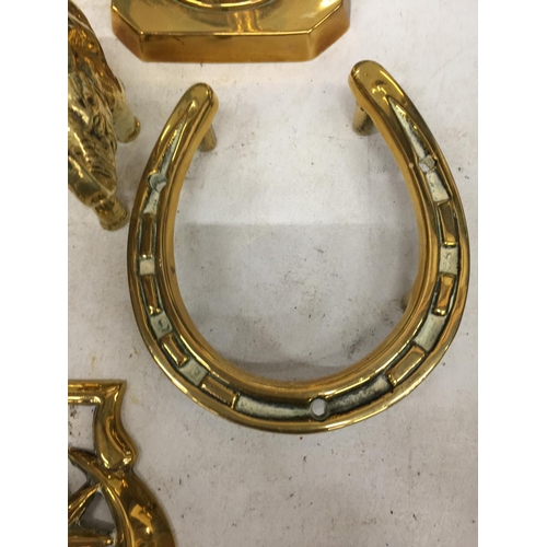 1055 - A QUANTITY OF BRASSWARE TO INCLUDE HORSE BRASSES, CANDLESTICKS, ETC