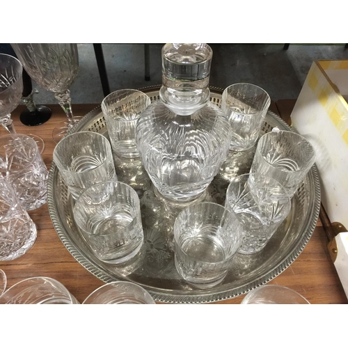 1077 - A QUANTITY OF GLASSES TO INCLUDE A SILVER PLATED TRAY, DECANTER, TUMBLERS, WINE GLASSES, ETC