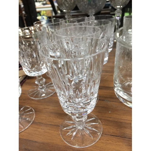 1077 - A QUANTITY OF GLASSES TO INCLUDE A SILVER PLATED TRAY, DECANTER, TUMBLERS, WINE GLASSES, ETC