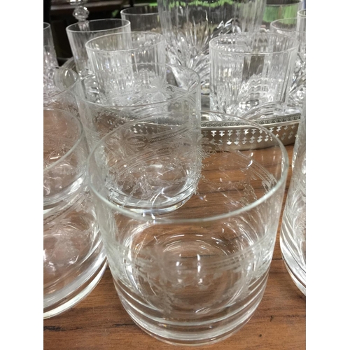 1077 - A QUANTITY OF GLASSES TO INCLUDE A SILVER PLATED TRAY, DECANTER, TUMBLERS, WINE GLASSES, ETC