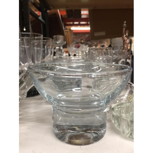 1086 - A QUANTITY OF GLASSWARE TO INCLUDE BOWLS, DESSERT DISHES, TUMBLERS, ETC