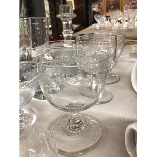 1086 - A QUANTITY OF GLASSWARE TO INCLUDE BOWLS, DESSERT DISHES, TUMBLERS, ETC