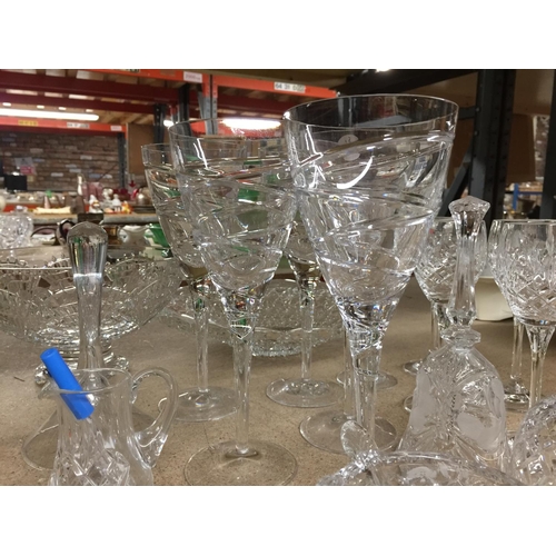 1090 - A QUANTITY OF GLASSWARE TO INCLUDE WINE GLASSES, BELLS, BOWLS, ETC