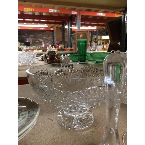 1090 - A QUANTITY OF GLASSWARE TO INCLUDE WINE GLASSES, BELLS, BOWLS, ETC