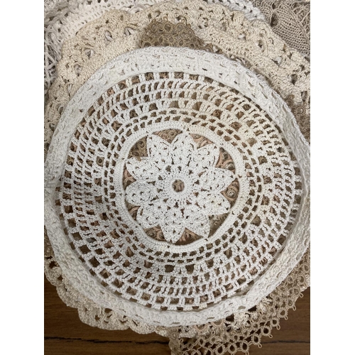 1118 - A QUANTITY OF VINTAGE TABLEWARE TO INCLUDE DOILIES, PLACEMATS, COASTERS, ETC