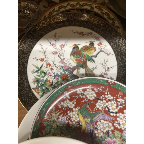 1120 - A COLLECTION OF PLATES TO INCLUDE ROYAL DOULTON 'THE JESTER', ORIENTAL STYLE, ETC