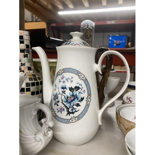 1132 - A QUANTITY OF CERAMIC ITEMS TO INCLUDE SWAN VASE AND PLANTER, TEAPOTS, COFFEE POT, JUG, ETC