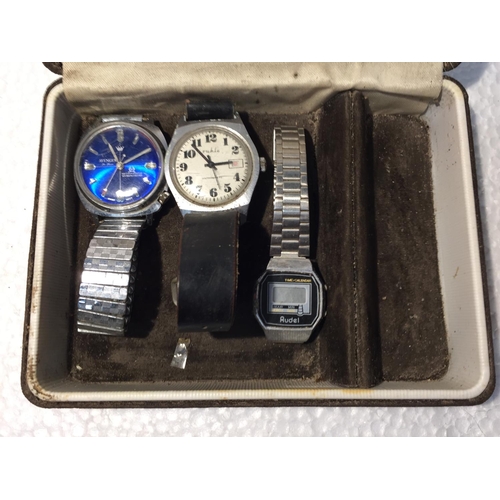 733 - THREE VARIOUS VINTAGE WRISTWATCHES IN A BOX