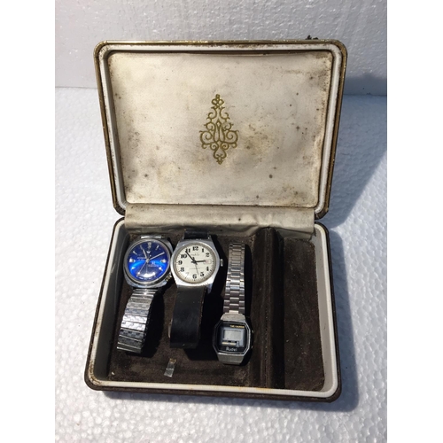 733 - THREE VARIOUS VINTAGE WRISTWATCHES IN A BOX