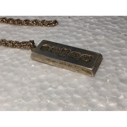 734 - A HALLMARKED SHEFFIELD SILVER JUBILEE INGOT ON A CHAIN. WEIGHT 37 GRAMS