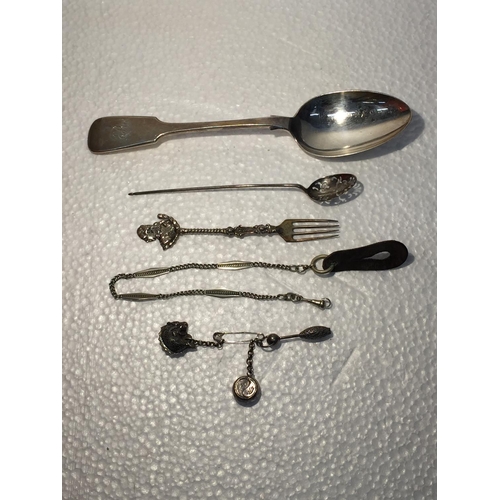 735 - A COLLECTION OF ITEMS TO INCLUDE SOME SILVER AND SOME SILVER PLATE