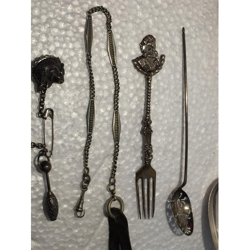 735 - A COLLECTION OF ITEMS TO INCLUDE SOME SILVER AND SOME SILVER PLATE