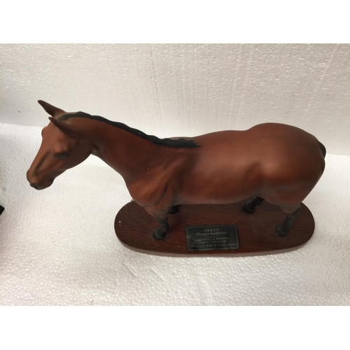 761 - A BESWICK FINE ART MODEL OF 'ARKLE' CHAMPION STEEPLECHASER ON A PLINTH