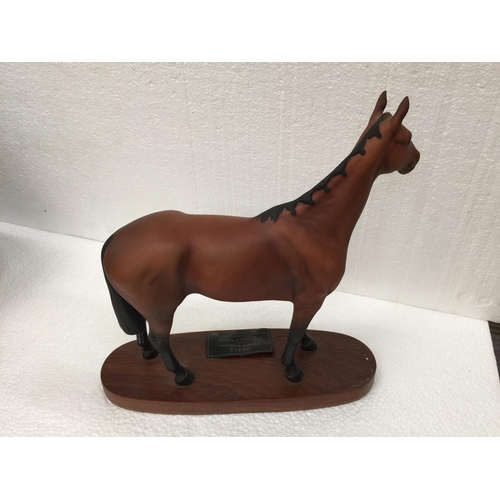 761 - A BESWICK FINE ART MODEL OF 'ARKLE' CHAMPION STEEPLECHASER ON A PLINTH